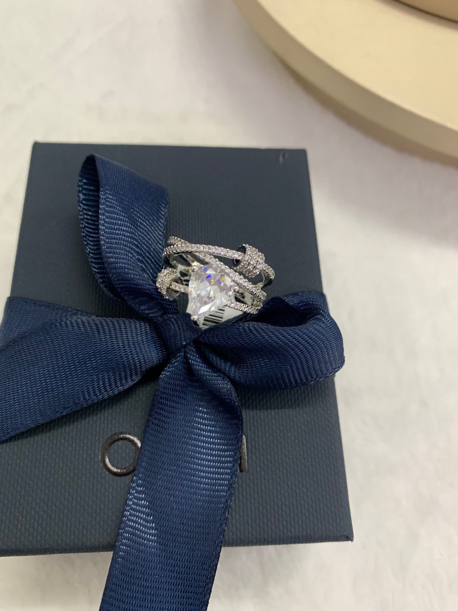 APM Monaco Elegant Pear-shaped Diamond Ring
